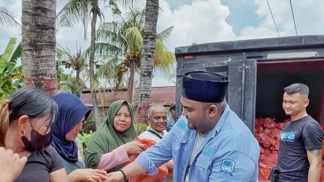 Ketua Jaga Riau Alan Pane melakukan kolaborasi kemanusiaan dengan CURVA NORD yang bersinergi dengan zulkardi selaku anggota DPRD Kota Pekanbaru dalam membantu masyarakat pasca bencana banjir