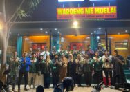 Gusti Pardamean Nst. Selaku ketua Ikatan Mahasiswa Mandailing Natal (IMA MADINA) Kota Pekanbaru periode 2025/ 2026 beserta jajaran pengurus Berbagi Takjil kepada masyarakat kota pekanbaru.