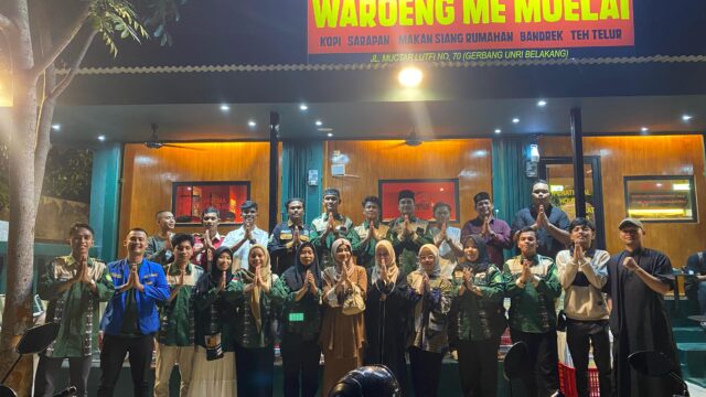 Gusti Pardamean Nst. Selaku ketua Ikatan Mahasiswa Mandailing Natal (IMA MADINA) Kota Pekanbaru periode 2025/ 2026 beserta jajaran pengurus Berbagi Takjil kepada masyarakat kota pekanbaru.