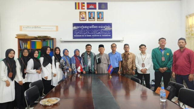 PENYERAHAN MAHASISWA UNIVERSITAS MUHAMMADIYAH RIAU PLP INTERNASIONAL KEPADA PIHAK SEKOLAH DI CAMBODIA,PHNOM PENH AN NIKHMAH AL ISLAMIYAH PHNOM PENH ISNTITUTE.