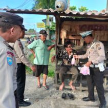 Dibulan Penuh Berkah Polsek Tualang Berbagi Takjil Kepada Masyarakat Menjelang Berbuka Puasa.