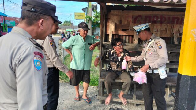 Dibulan Penuh Berkah Polsek Tualang Berbagi Takjil Kepada Masyarakat Menjelang Berbuka Puasa.