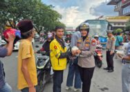 Ditlantas Poldq Riau Berbagi Takjil Dan Ajak Masyarakat Tertib Berlalu Lintas