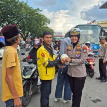 Ditlantas Poldq Riau Berbagi Takjil Dan Ajak Masyarakat Tertib Berlalu Lintas