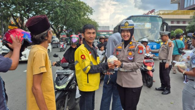 Ditlantas Poldq Riau Berbagi Takjil Dan Ajak Masyarakat Tertib Berlalu Lintas