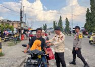 Kapolsek Tualang Pimpin Bagi Bagi Takjil Gratis di Bulan Ramadhan.