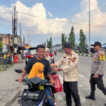 Kapolsek Tualang Pimpin Bagi Bagi Takjil Gratis di Bulan Ramadhan.