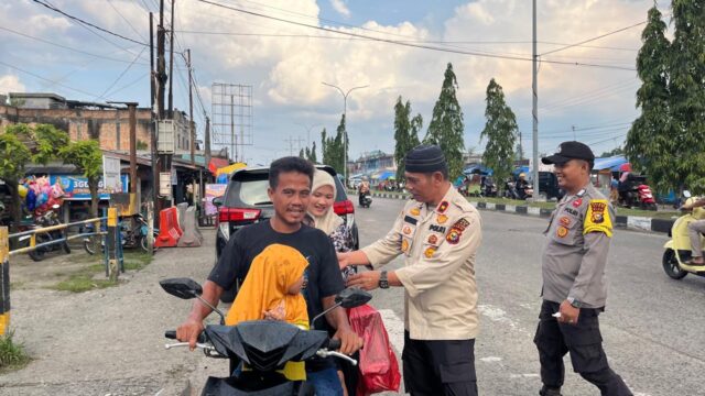 Kapolsek Tualang Pimpin Bagi Bagi Takjil Gratis di Bulan Ramadhan.