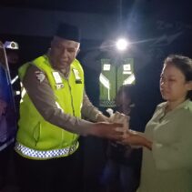 TIM SAHUR ON THE ROAD DITLANTAS POLDA RIAU SAMBANGI MASYARAKAT DI PENGUNGSIAN