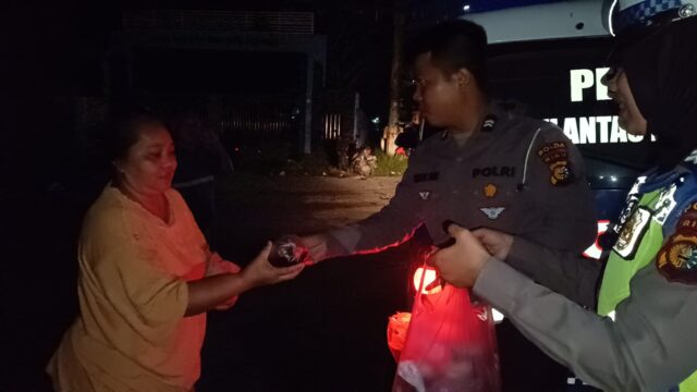 TIM SAHUR ON THE ROAD DITLANTAS POLDA RIAU SAMBANGI MASYARAKAT DI PENGUNGSIAN