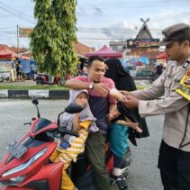 Berbagi Keberkahan di Bulan Suci Ramadhan, Polsek Tualang Membagikan Takjil.