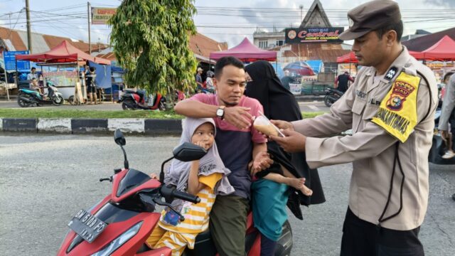 Berbagi Keberkahan di Bulan Suci Ramadhan, Polsek Tualang Membagikan Takjil.