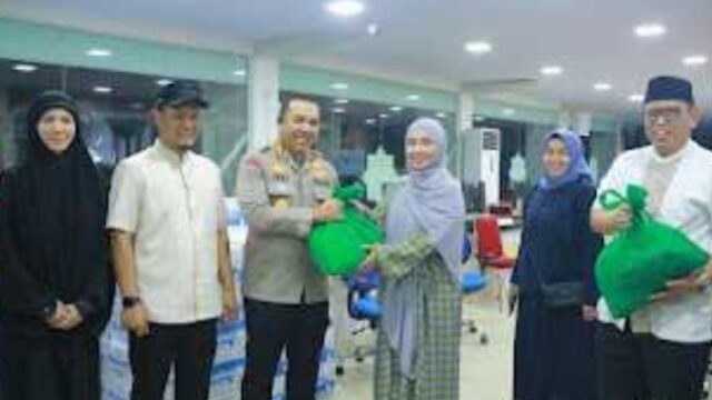 Kapolresta Pekanbaru Bersama DPD RI dan Kemensos serta Walikota Pekanbaru Tinjau Tenda Pengungsian Korban Banjir di Rumbai Pekanbaru. Maret 9, 2025