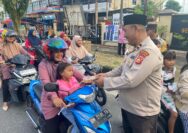 Polsek Tualang Bersama BKMT Kecamatan Tualang Bagikan Takjil Gratis ke Warga