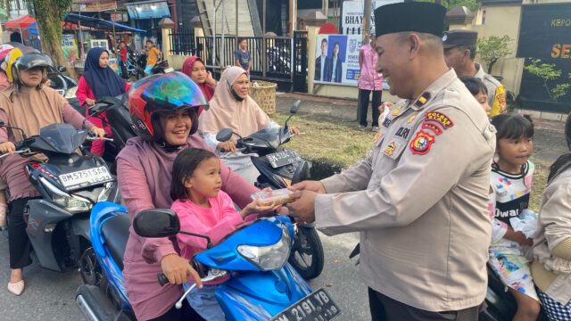 Polsek Tualang Bersama BKMT Kecamatan Tualang Bagikan Takjil Gratis ke Warga