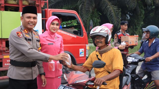 Polres Siak Gelar Kegiatan Berbagi Takjil dalam Rangka Ops Tertib Ramadan Lancang Kuning - 2025