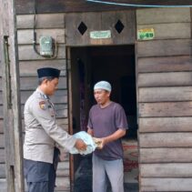 Polsek Siak Serahkan Bantuan Sosial Kepada Warga Kurang Mampu, Dalam Rangka Ops Tertib Ramadhan Lancang Kuning 2025