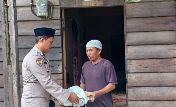 Polsek Siak Serahkan Bantuan Sosial Kepada Warga Kurang Mampu, Dalam Rangka Ops Tertib Ramadhan Lancang Kuning 2025