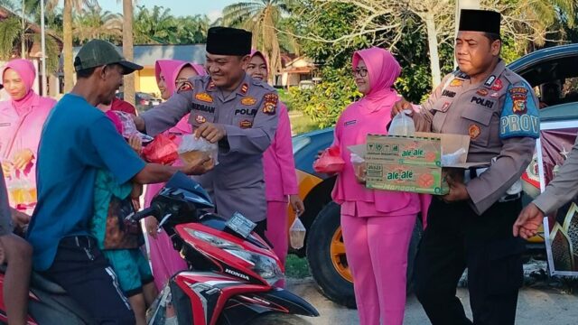 Polsek Koto Gasib Bersama Mahasiswa Gelar Kegiatan Berbagi Takjil untuk Masyarakat dalam Rangka Ops Tertib Ramadhan Lancang Kuning 2025