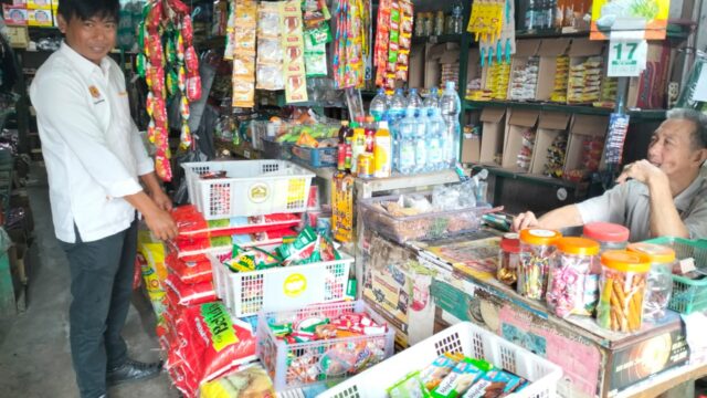 Unit Intelkam Polsek Tualang Monitor Harga Sembako di Pasar Tuah Serumpun