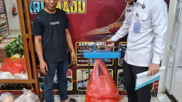 Pastikan Makanan Warga Binaan Sehat, Layak, dan Bergizi, Petugas Lapas Pekanbaru Periksa Bahan Makanan