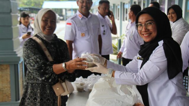 Ramadhan Penuh Berkah, Lapas Pekanbaru Gelar Pembagian Takjil Kepada Masyarakat