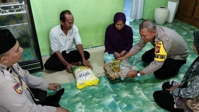 Jumat Berkah Ramadhan, Polsek Tualang Berikan Bantuan Sembako Kepada Warga