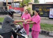 Kapolsek Tualang Bersama Ketua Bhayangkari Berbagi Takjil Buka Puasa Kepada Masyarakat