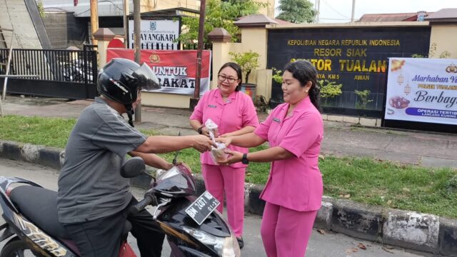 Kapolsek Tualang Bersama Ketua Bhayangkari Berbagi Takjil Buka Puasa Kepada Masyarakat