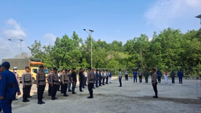 Polres Siak Laksanakan Apel di Pos Pelayanan Pelabuhan Buton dalam Rangka Operasi Ketupat Lancang Kuning Tahun 2025