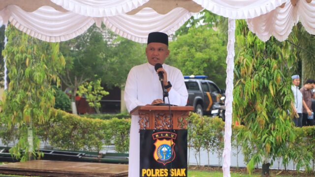 Pelaksanaan Sholat Ied di Halaman Apel Polres Siak Berjalan Khidmat, Dilanjutkan Halal Bihalal Bersama Kapolres*