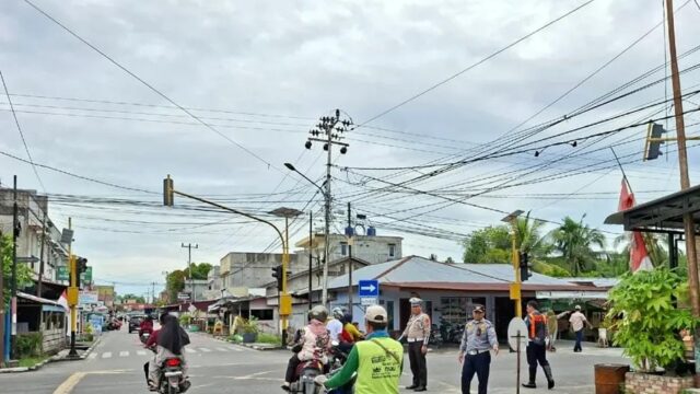 Personil Polres Siak Siaga di Pos Pam Terpadu Istana Siak, Laksanakan Patroli dan Pengaturan Lalu Lintas di Lokasi Wisata