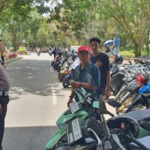 Personil Polres Siak Siaga di Pos Pam Terpadu Istana Siak, Laksanakan Patroli dan Pengaturan Lalu Lintas di Lokasi Wisata