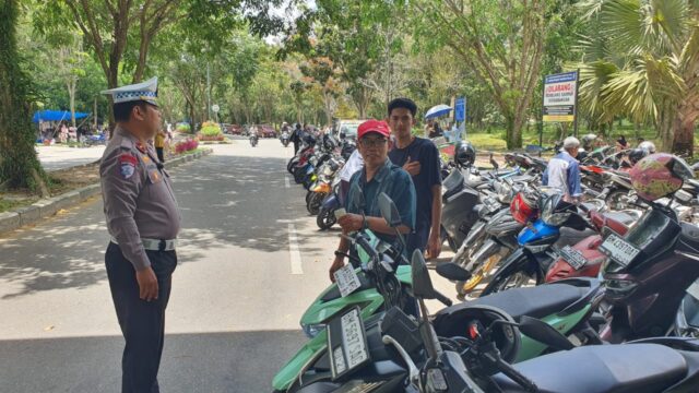 Personil Polres Siak Siaga di Pos Pam Terpadu Istana Siak, Laksanakan Patroli dan Pengaturan Lalu Lintas di Lokasi Wisata