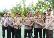 Kapolres Siak Berikan Hadiah Bibit Pohon kepada Personel yang Berulang Tahun