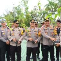 Kapolres Siak Berikan Hadiah Bibit Pohon kepada Personel yang Berulang Tahun