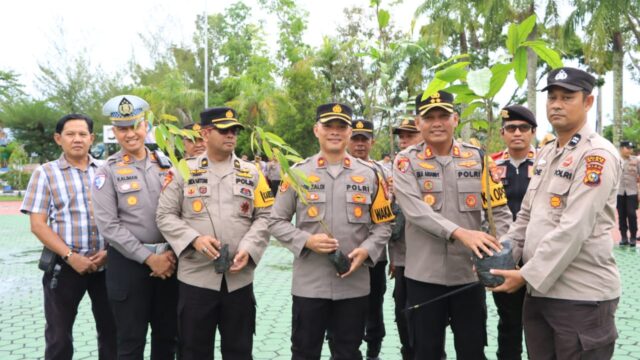 Kapolres Siak Berikan Hadiah Bibit Pohon kepada Personel yang Berulang Tahun