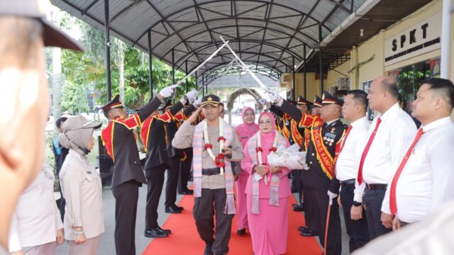 Haru Mengiringi Perpisahan Kapolres Kampar AKBP Ronald Sumaja, Pedang Pora Simbol Kehormatan dan Kenangan