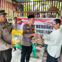 Polsek Tualang Jumat Berbagi, Bagikan Bantuan Sembako Kepada Warga.