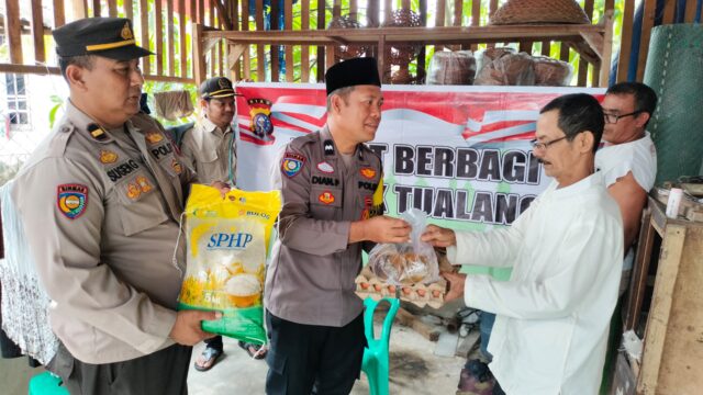 Polsek Tualang Jumat Berbagi, Bagikan Bantuan Sembako Kepada Warga.