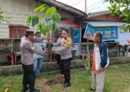 Polisi Tanam Pohon Untuk Lestarikan Alam di Kecamatan Tualang.