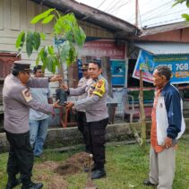 Polisi Tanam Pohon Untuk Lestarikan Alam di Kecamatan Tualang.