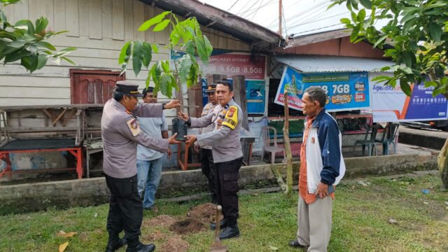 Polisi Tanam Pohon Untuk Lestarikan Alam di Kecamatan Tualang.