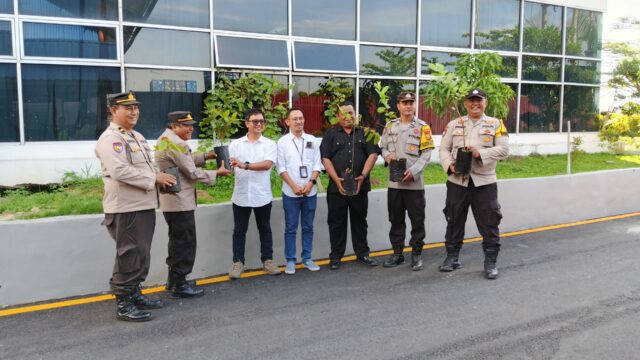 Polsek Tualang Kembali Melakukan Penanaman Bibit Pohon di PT. Pelindo