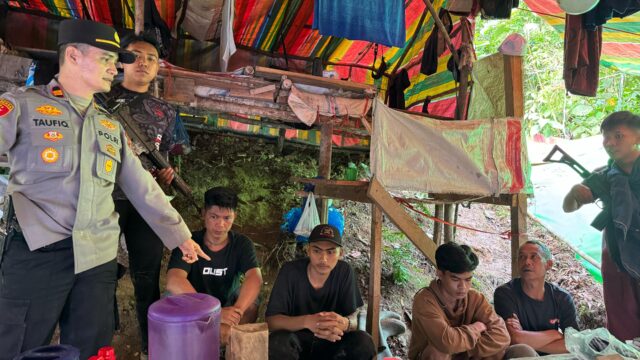 10 Orang Diamankan Tim Gabungan Sat Reskrim Polres Solok Selatan Bersama Polsek KPGD Saat Grebek Tambang Ilegal.