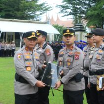 Kapolda Sumbar Berikan Penghargaan Kepada Polres, Polsek dan Personel Jajaran Polda Sumbar