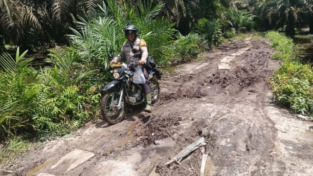 Bhabinkamtibmas Cegah Karhutla Melalui Patroli Ke Pelosok Kampung.