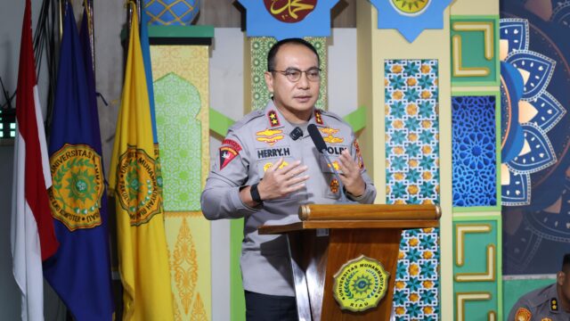 KAPOLDA RIAU PEMBEKALAN KEPADA MAHASISWA UNIVERSITAS MUHAMMADIYAH RIAU (UMRI) TANAMKAN CINTA LINGKUNGAN