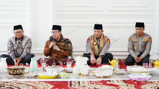 Kunjungi Buntet Pesantren Cirebon, Kapolri Silaturahmi ke Dewan Sepuh hingga Resmikan Pondok
