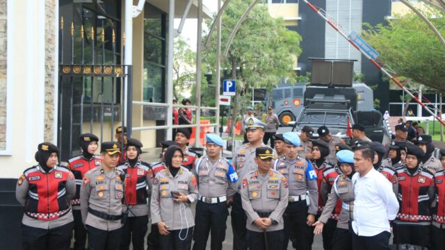 Polda Sumbar Bertindak Tegas Namun Humanis Dapam Pembubaran Aksi Di Polda Sumbar